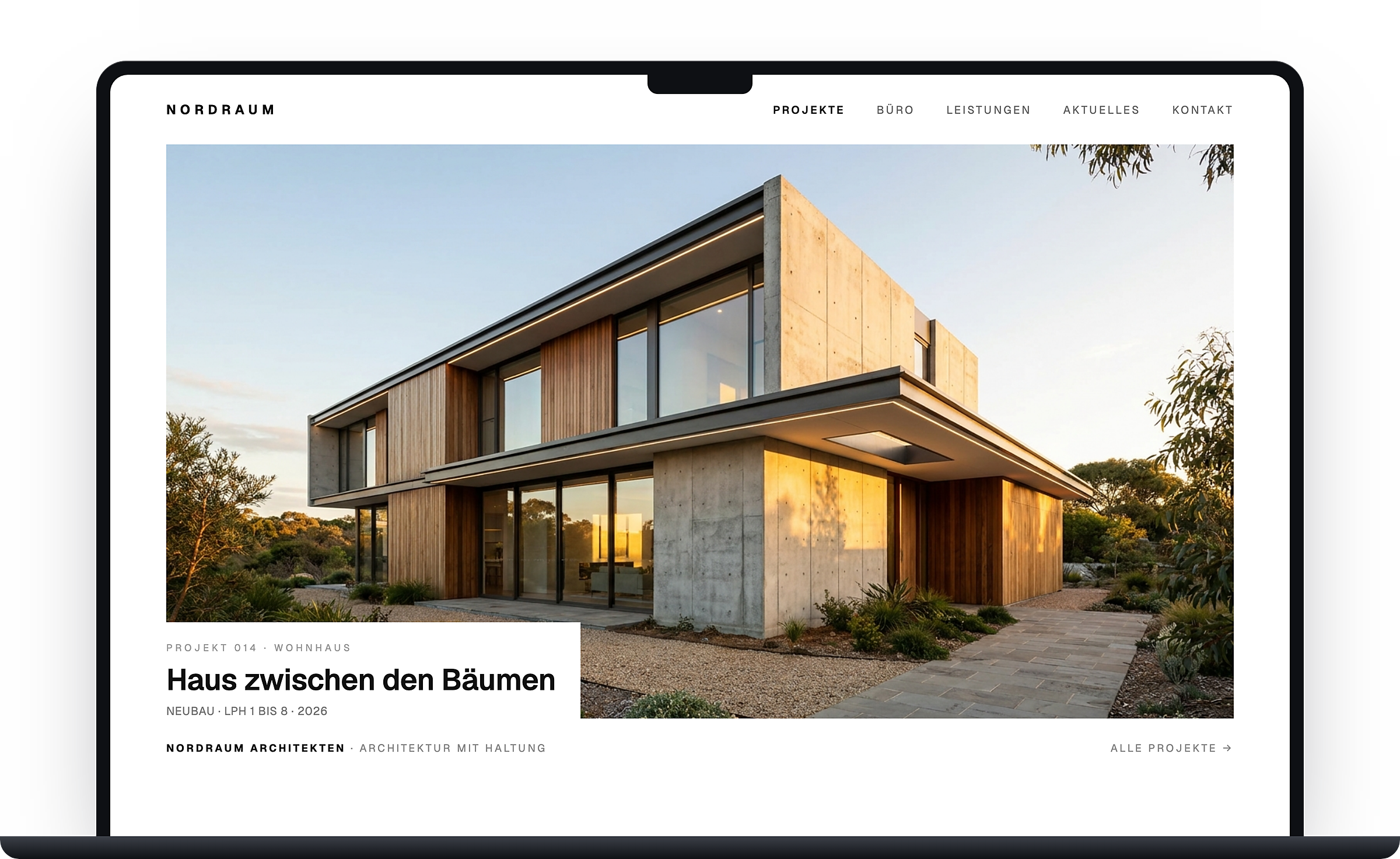 Gestaltungsbeispiel aus unserer Arbeit: minimalistische Architektur-Portfolio-Website auf einem Laptop