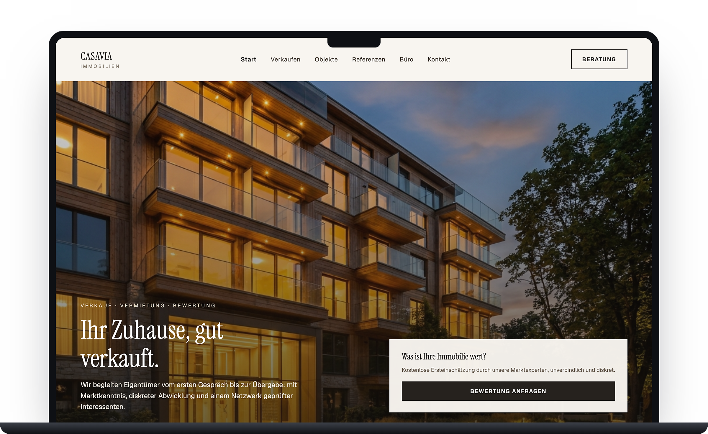 Gestaltungsbeispiel: elegante Makler-Website mit Objektdarstellung auf einem Laptop