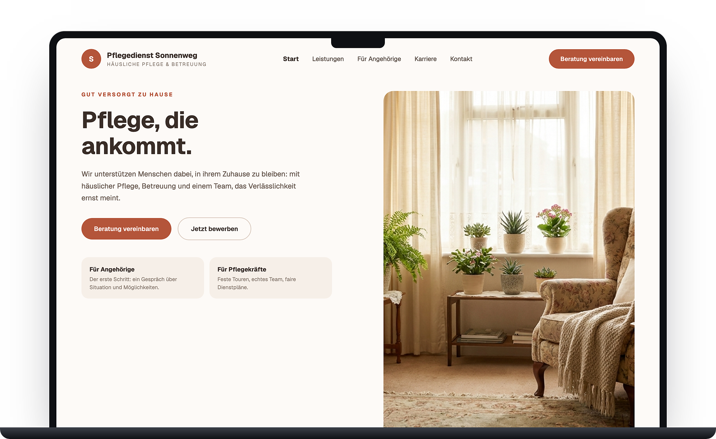 Gestaltungsbeispiel aus unserer Arbeit: warme, vertrauensvolle Pflegedienst-Website auf einem Laptop