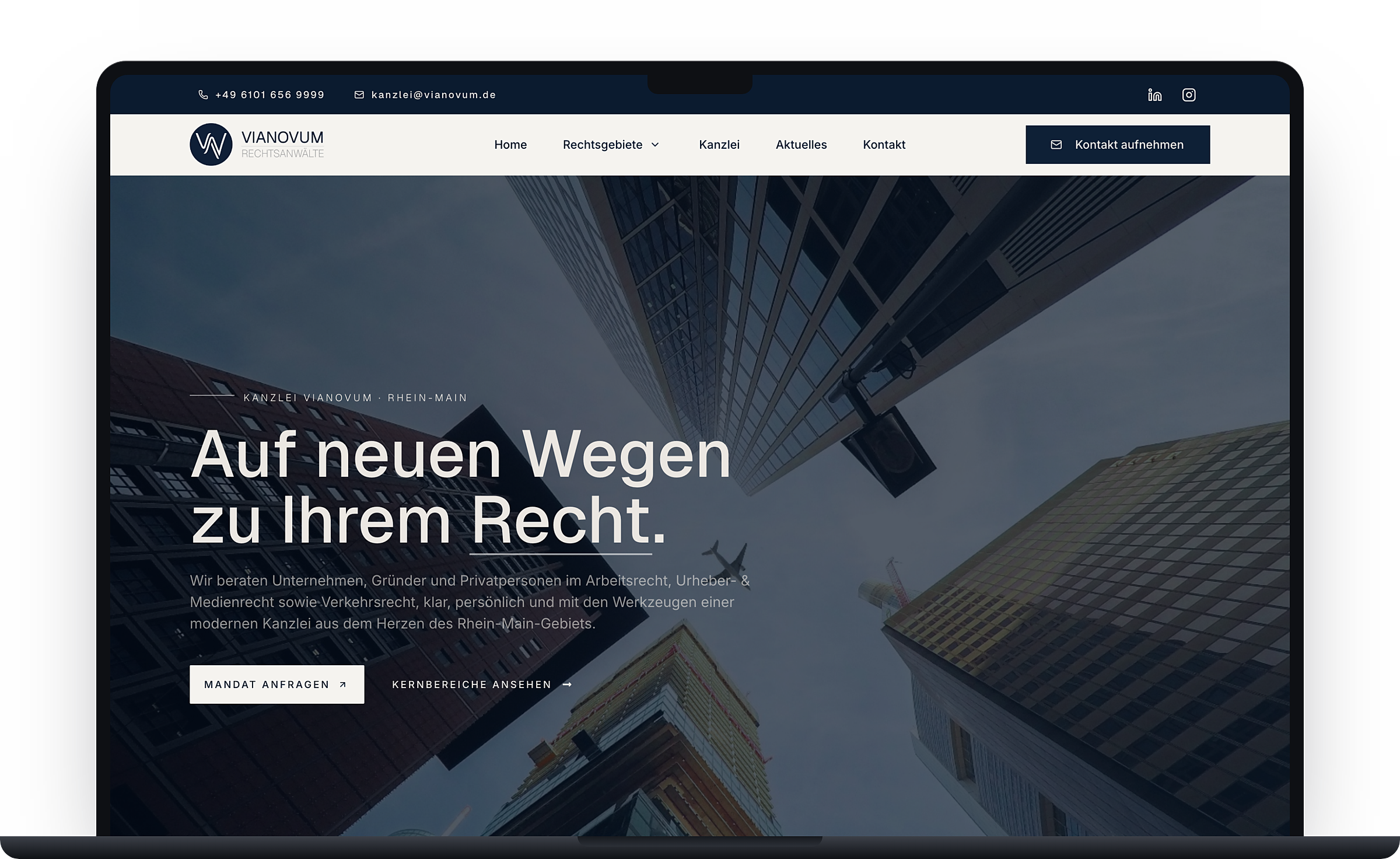 Referenz aus unserer Arbeit: die Website der Kanzlei VIANOVUM Rechtsanwälte auf einem Laptop, dunkle Hero mit Architekturfotografie und direkter Mandatsanfrage